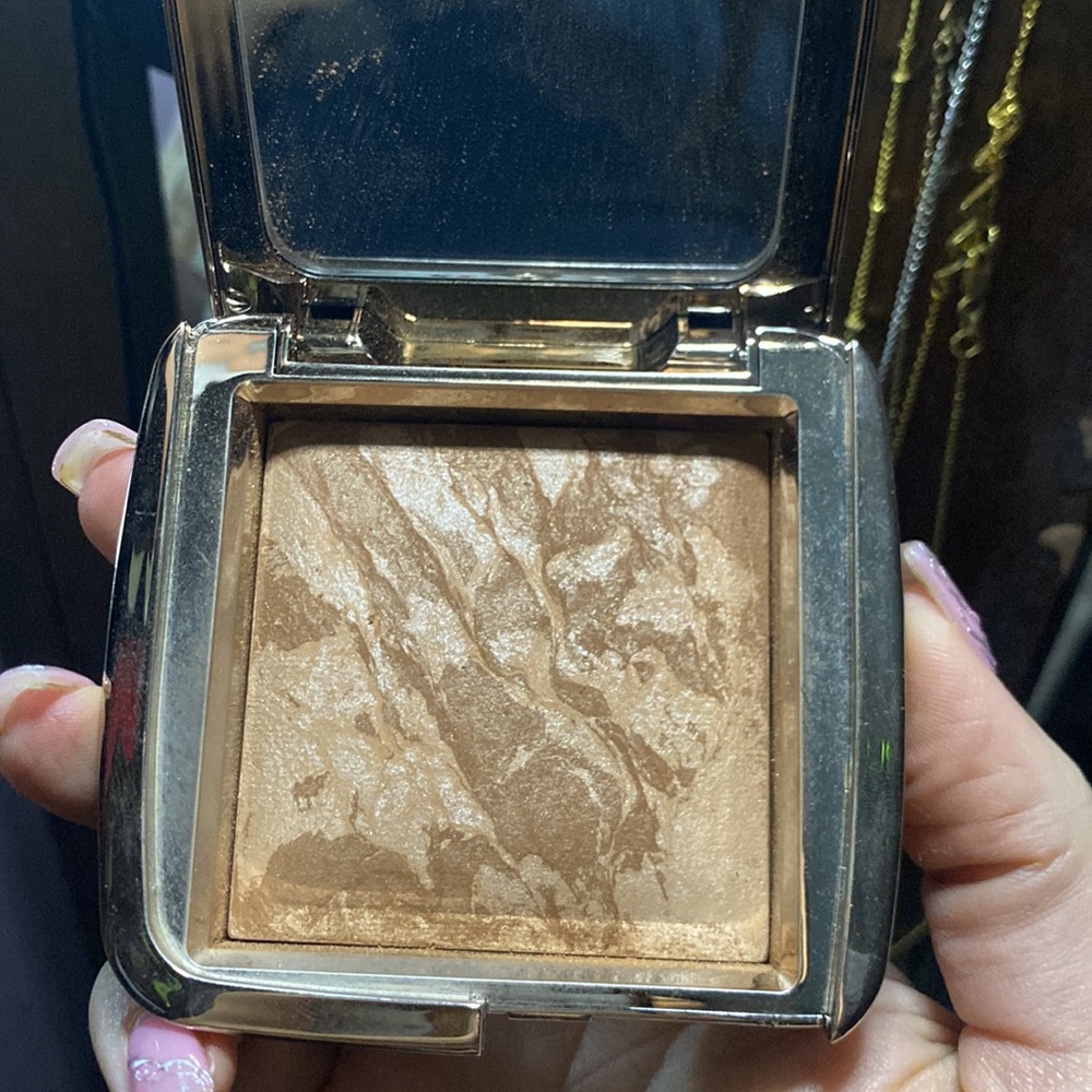 Hourglass ambient lighting bronzer in the shade luminous bronze light